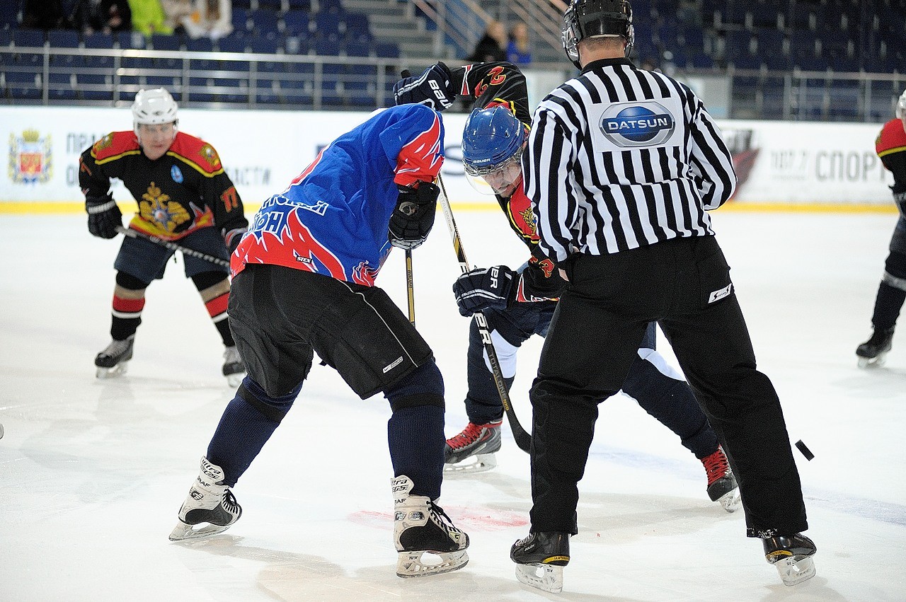 Хоккейный матч между командой "Комар" (звезды российского кино) и сборной Оренбургской области