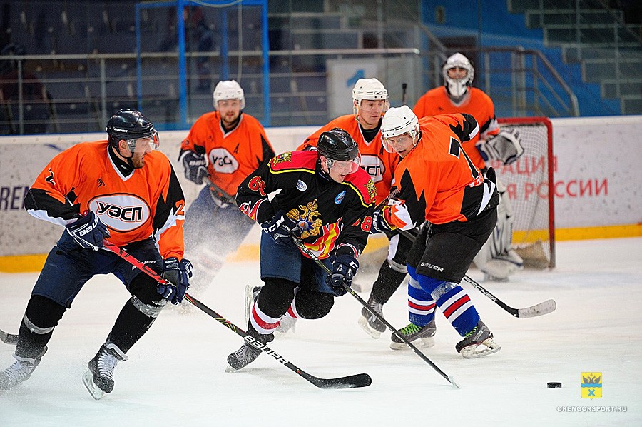 В финале чемпионата города Оренбурга по хоккею с шайбой встретятся «МЧС» и «Буревестник»