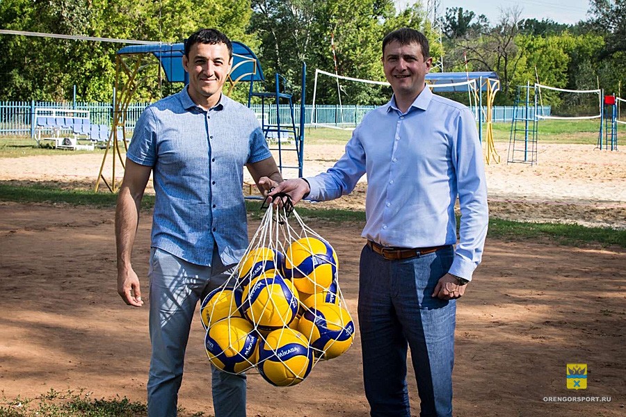Волейбольный клуб «Оренбуржье» подарил воспитанникам спортивной школы №3 города Оренбурга волейбольные мячи