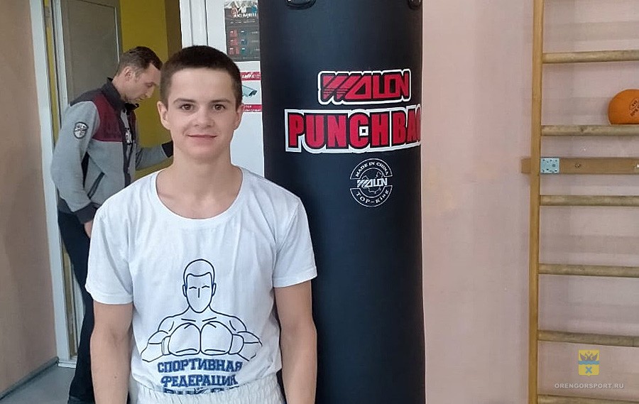 Данила Шутов готовится к международному турниру по боксу